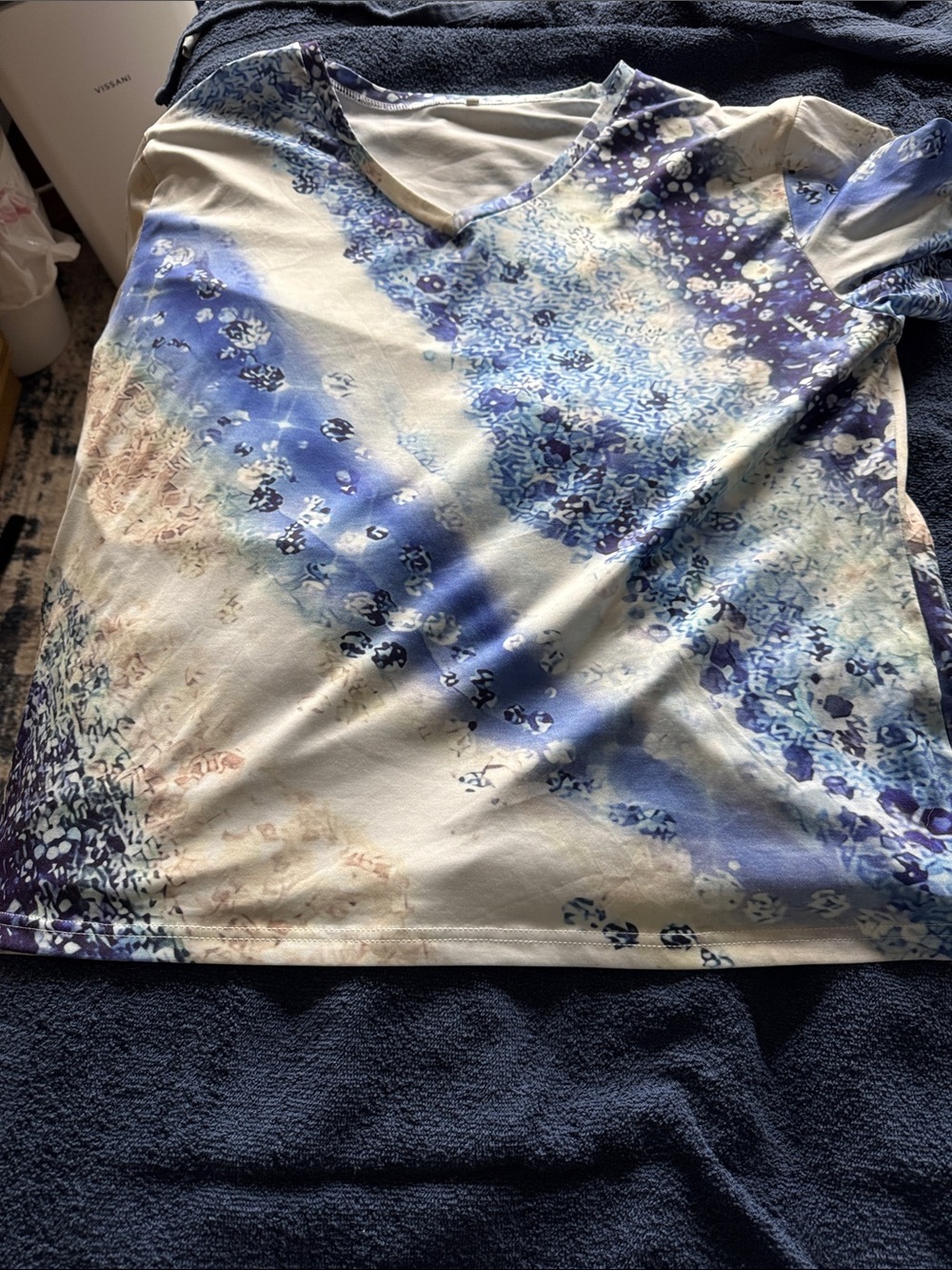 Source Unknown Blue, White and Light Tan Abstract V-Neck Short Sleeve Tee
